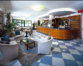 President Pool & Room